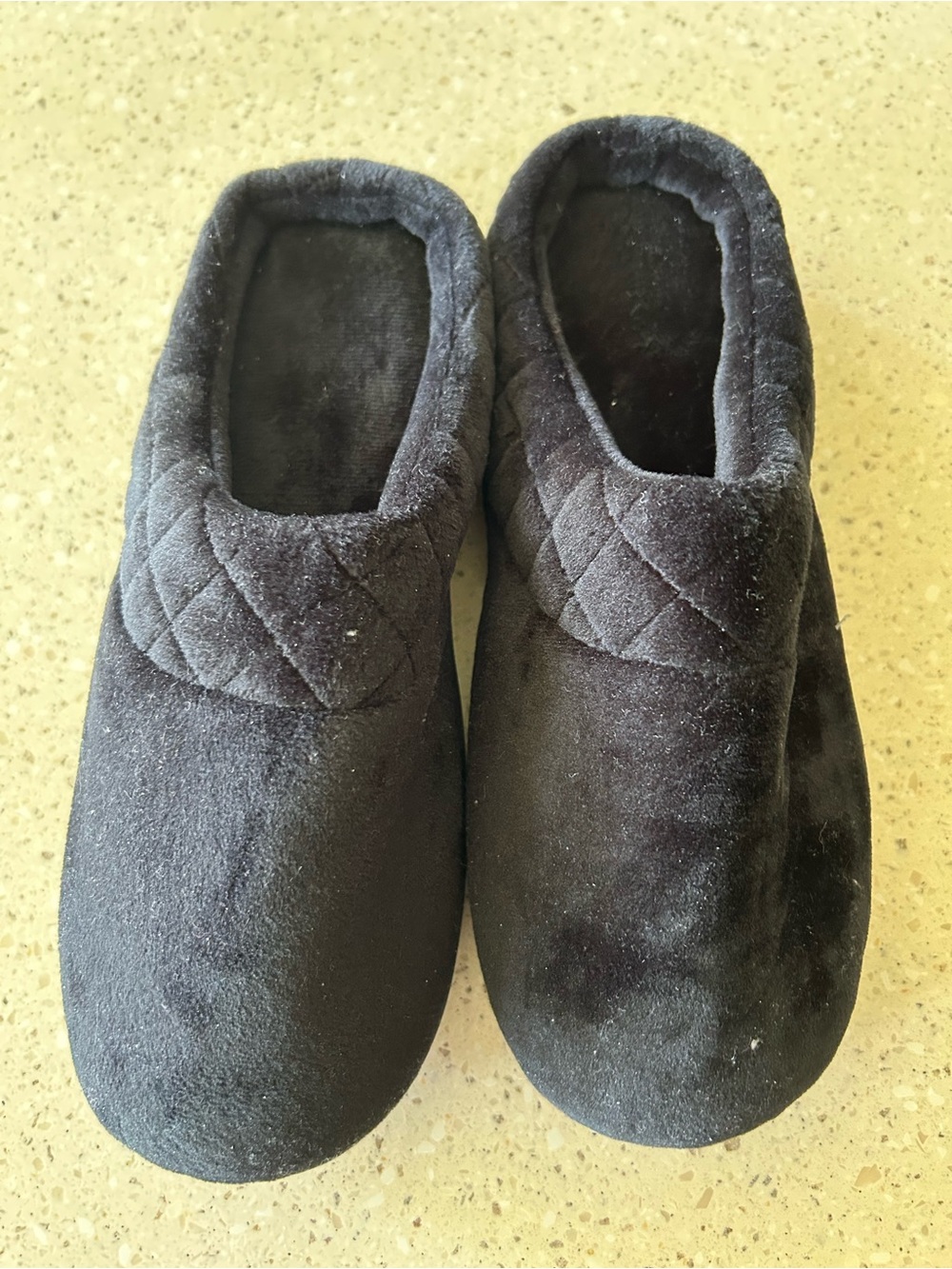 dearfoams Black Quilted Plush Slip-On Women's Slippers